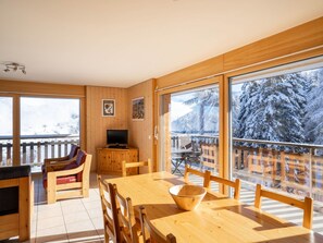 Table, Propriété, Meubles, Fenêtre, Bois, Design Intérieur, Chaise, Arbre, Bâtiment, Sol