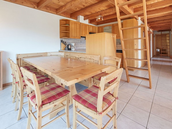 Table, Bois, Architecture, Design Intérieur, Sol, Sol, Tache De Bois, Bâtiment, Mur, Dur