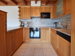 Marron, Comptoir, Cabinetry, Meubles, Évier, Cuisine, Bois, Evier, Bâtiment, Cuisinière