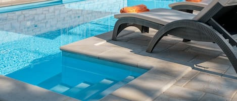 Loseta, Piscina, Azul, Propiedad, Agua, Turquesa, Suelo, Sunlounger, Azur, Mueble