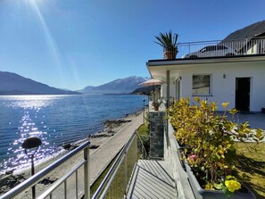 Wasser, Himmel, Pflanze, Gebäude, Berg, Azurblau, Natur, Fenster, Sonnenlicht, Küsten Und Ozeanische Forms