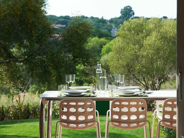 Table, Plante, Propriété, Meubles, Arbre, Ciel, La Nature, Chaise, Tableau De Plein Air, Mobilier De Jardin