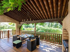 Table, Propriété, Bois, Plante, Ombre, Design Intérieur, Mobilier De Jardin, Arbre, Chalet, Loisir