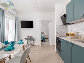 Eigentum, Cabinetry, Tabelle, Gebäude, Interior Design, Countertop, Küche, Vorhang, Flooring
