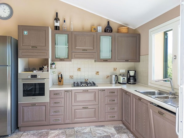 Küche, Cabinetry, Holz, Küchengerät, Major Appliance, Möbel, Interior Design, Countertop, Schrank, Zuhause