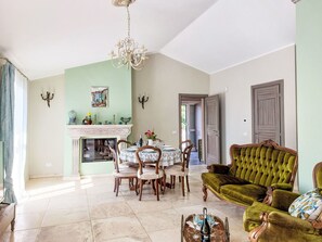 Möbel, Interior Design, Flooring, Fussboden, Holz, Tabelle, Decke, Zimmer, Wohnzimmer, Beleuchtung