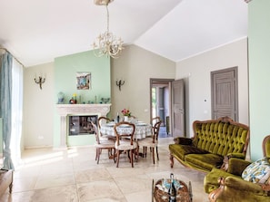 Möbel, Interior Design, Flooring, Fussboden, Holz, Tabelle, Decke, Zimmer, Wohnzimmer, Beleuchtung