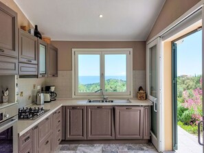 Interior Design, Möbel, Küche, Holz, Flooring, Cabinetry, Küchengerät, Zuhause, Countertop, Fussboden