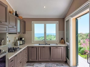 Interior Design, Möbel, Küche, Holz, Flooring, Cabinetry, Küchengerät, Zuhause, Countertop, Fussboden