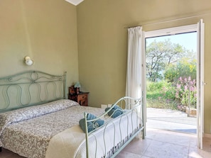 Möbel, Interior Design, Flooring, Fussboden, Bett, Schlafzimmer, Tabelle, Linens, Bettdecke, Bedding