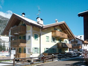 Himmel, Gebäude, Eigentum, Fenster, Haus, Schnee, Baum, Wohngebiet, Wolke, Fassade