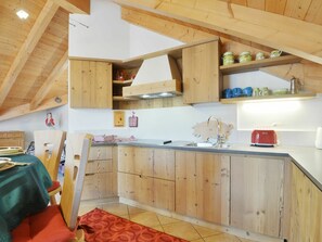 Cabinetry, Spüle, Eigentum, Zapfhahn, Countertop, Sinken, Gebäude, Holz, Küche, Interior Design