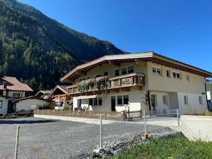 Ciel, Plante, Bâtiment, Fenêtre, Montagne, Arbre, Maison, Zone Résidentielle, Paysage, Immobilier