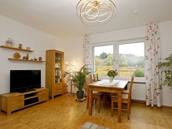 Meubles, Plante, Table, Propriété, Bâtiment, Plante D'Appartement, Bois, Éclairage, Design Intérieur, Jaune