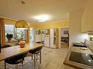 Table, Meubles, Propriété, Comptoir, Cabinetry, Bâtiment, Cuisine, Bois, Fenêtre, Plante