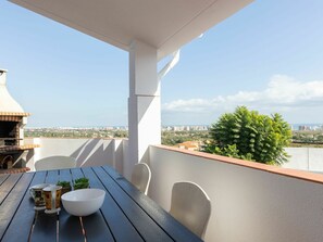 Himmel, Gebäude, Möbel, Tabelle, Schatten, Wolke, Holz, Interior Design, Stuhl, Pflanze