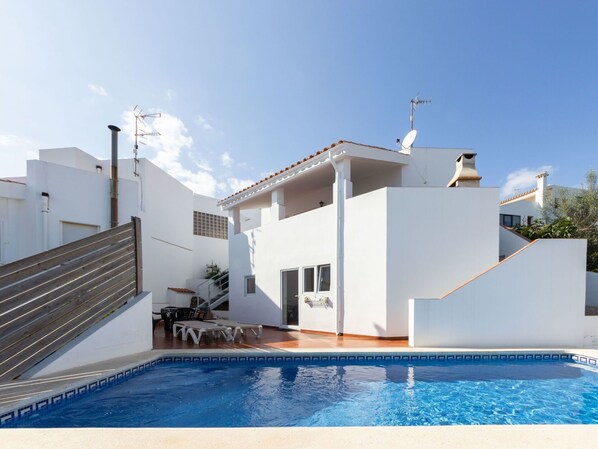 L'Eau, Ciel, Bâtiment, Piscine, Bleu Azur, Ombre, Éclairage, Plante, Fenêtre, Nuage