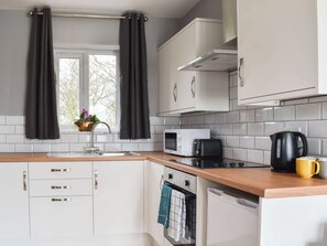Well-equipped fitted kitchen | Rookery Waters, Pidley, near Huntingdon