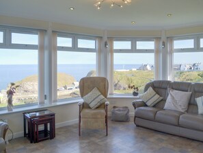 Spacious living area with outstanding coastal views | Seabreezes - Scott Holiday Cottages, Portknockie