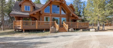 Surrounded by greenery, this gorgeous home allows guests to take a break from the stresses of life and enjoy the fresh air and lovely views.