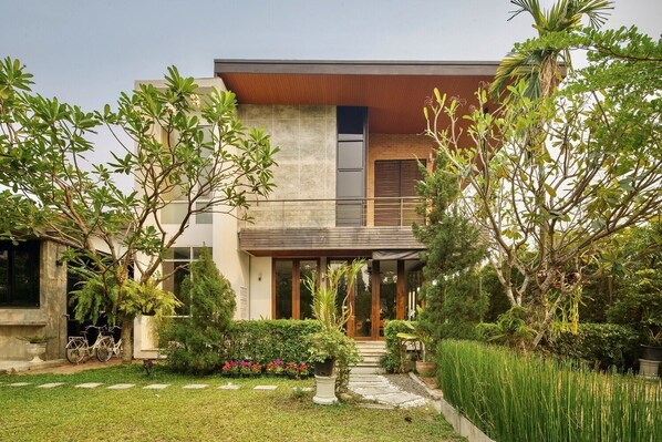 Main Entrance with nice garden