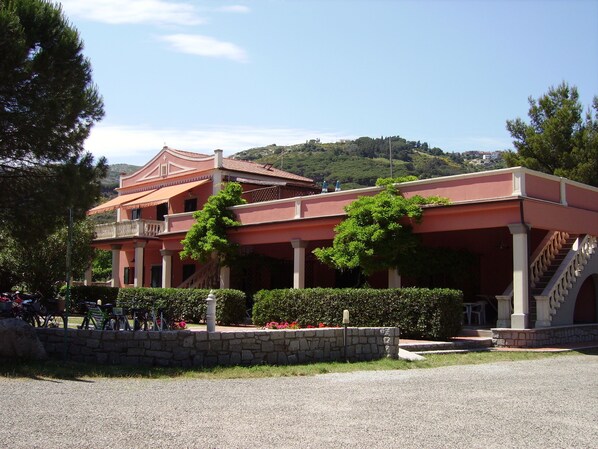 Vista frontal de la propiedad