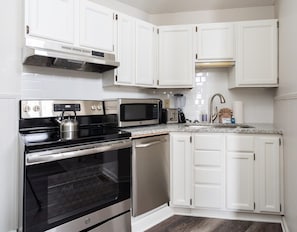 Stainless Appliances And Granite Countertops!