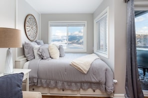 Comfy Queen Bed With Incredible Views!