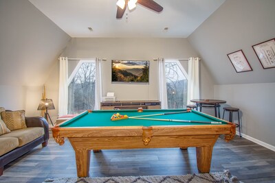 VIEW! Location Gatlinburg 2 King Bed GSMNP HotTub Secluded but close Pool table