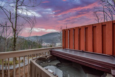 VIEW! Location Gatlinburg 2 King Bed GSMNP HotTub Secluded but close Pool table