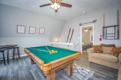 VIEW! Location Gatlinburg 2 King Bed GSMNP HotTub Secluded but close Pool table