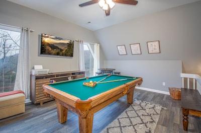 VIEW! Location Gatlinburg 2 King Bed GSMNP HotTub Secluded but close Pool table