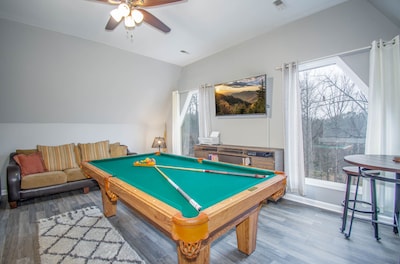 VIEW! Location Gatlinburg 2 King Bed GSMNP HotTub Secluded but close Pool table