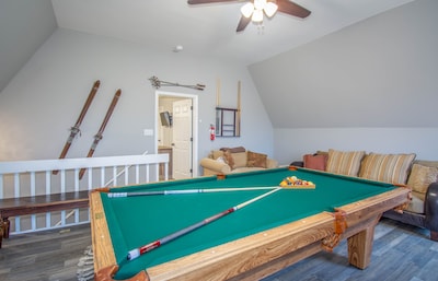 VIEW! Location Gatlinburg 2 King Bed GSMNP HotTub Secluded but close Pool table