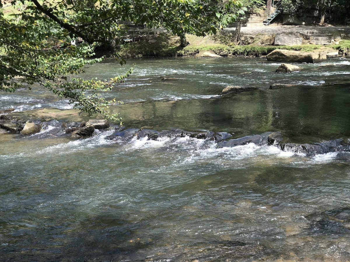 Toccoa Fish Trap Escape, with Riverfront Deck and New Hot Tub