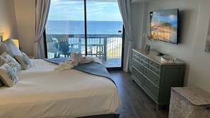 Master bedroon with king bed and the same amazing views.