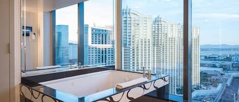 Jetted Jacuzzi with stunning city views! Can it get any better than that?
