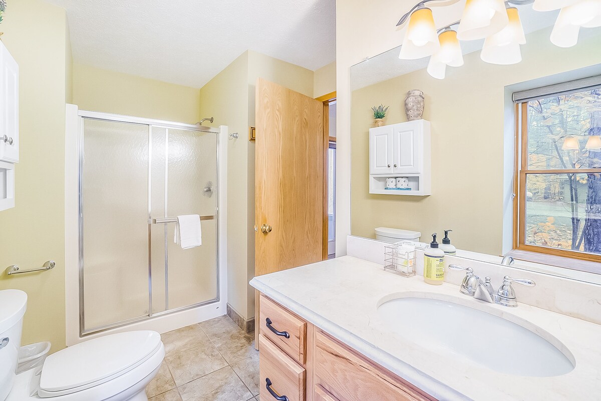 Stunning home w/ golf course view plus private deck & access to resort amenities