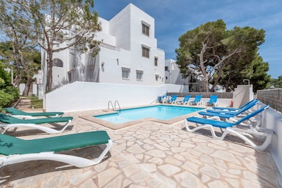 Air-Conditioned Apartment with Pool, Wi-Fi, Balcony and Close to the Beach