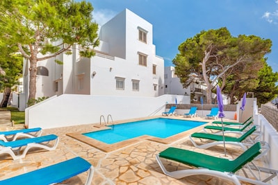 Air-Conditioned Apartment with Pool, Wi-Fi, Balcony and Close to the Beach