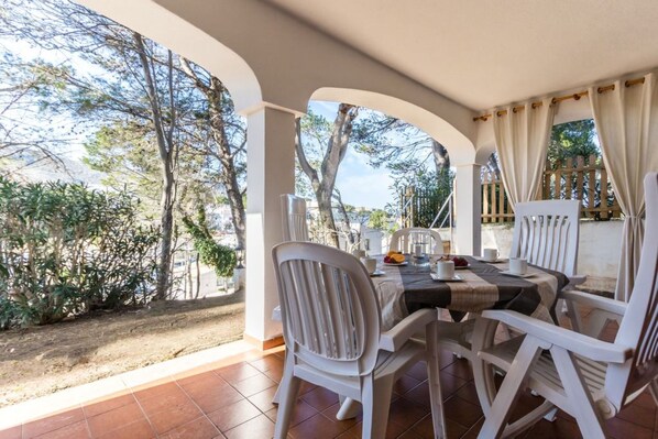 Outdoor dining