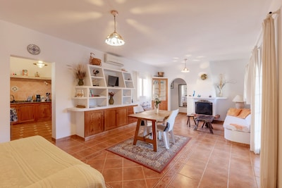 Villa in a Fantastic Location with Wi-Fi, Air Conditioning and Parking; Pets Allowed