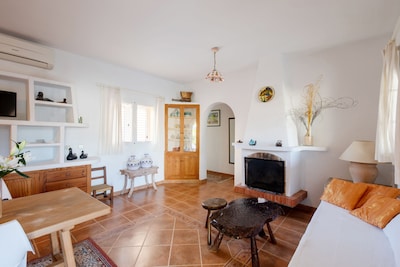 Villa in a Fantastic Location with Wi-Fi, Air Conditioning and Parking; Pets Allowed