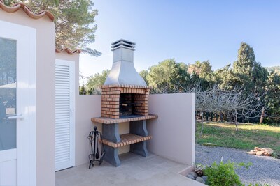 Villa in a Fantastic Location with Wi-Fi, Air Conditioning and Parking; Pets Allowed