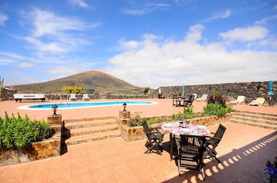 Beautiful Apartment with Large Pool, Stunning View, Terrace, Garden & Wi-Fi