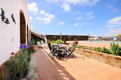 Beautiful Apartment with Large Pool, Stunning View, Terrace, Garden & Wi-Fi