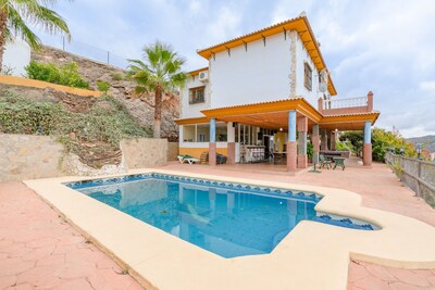 Tranquila casa Cortijo la Encina con piscina, aire acondicionado, Wi-Fi y terrazas; aparcamiento disponible, se admiten mascotas