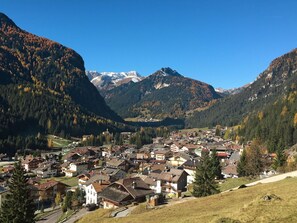 Himmel, Berg, Pflanze, Natürliche Landschaft, Hochland, Baum, Gebäude, Haus, Landschaft, Morgen
