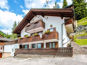 Wolke, Himmel, Fenster, Gebäude, Pflanze, Baum, Holz, Haus, Freizeit, Fassade