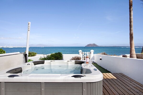 Outdoor spa tub